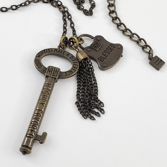 Good Works necklace antique brass - key + tassel + lock pendants layer necklace - Picture 10 of 16